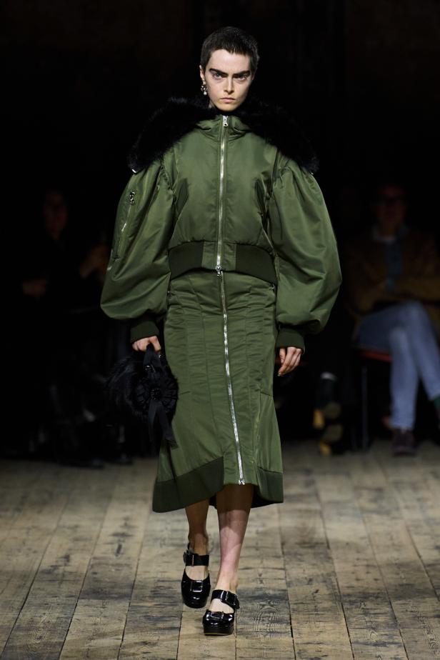 مجموعة سيمون روشا لموسم خريف 2026 مزيجاً بين الرومانسية والعملية