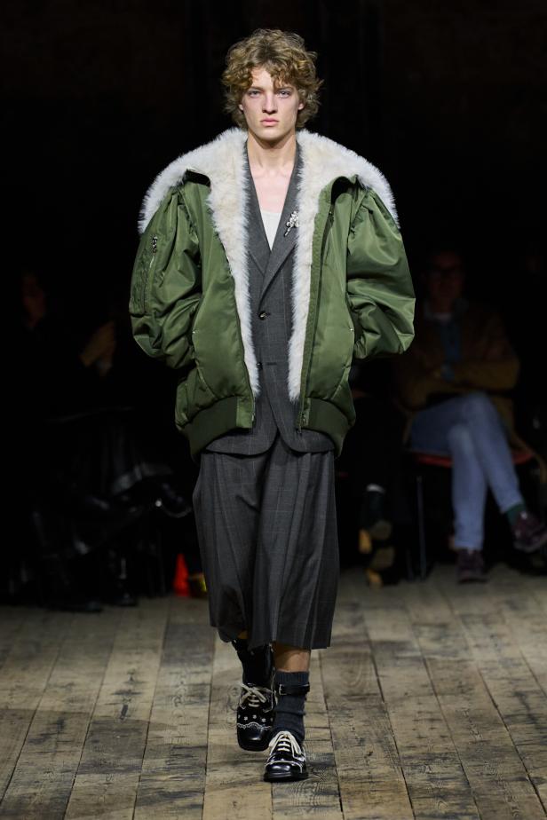 مجموعة سيمون روشا لموسم خريف 2026 مزيجاً بين الرومانسية والعملية