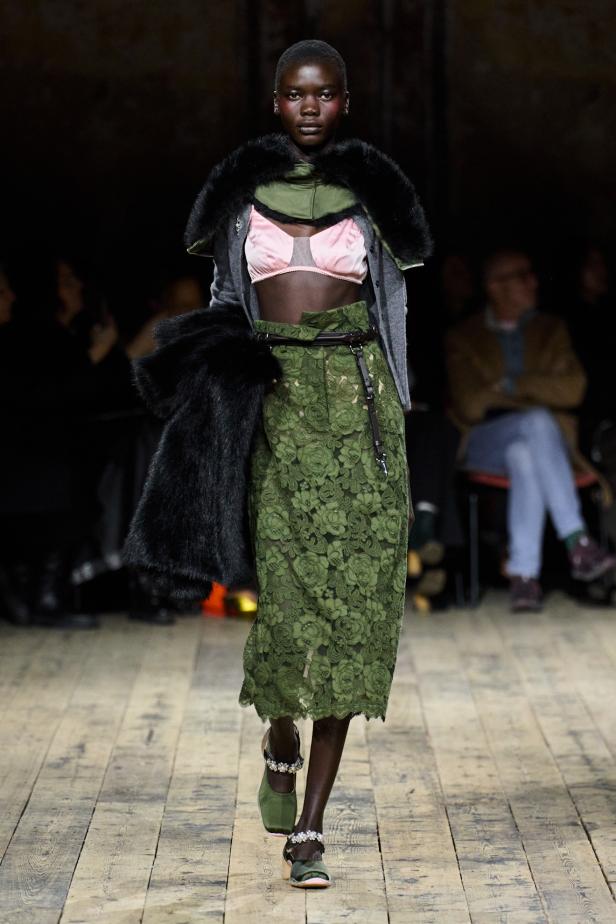 مجموعة سيمون روشا لموسم خريف 2026 مزيجاً بين الرومانسية والعملية