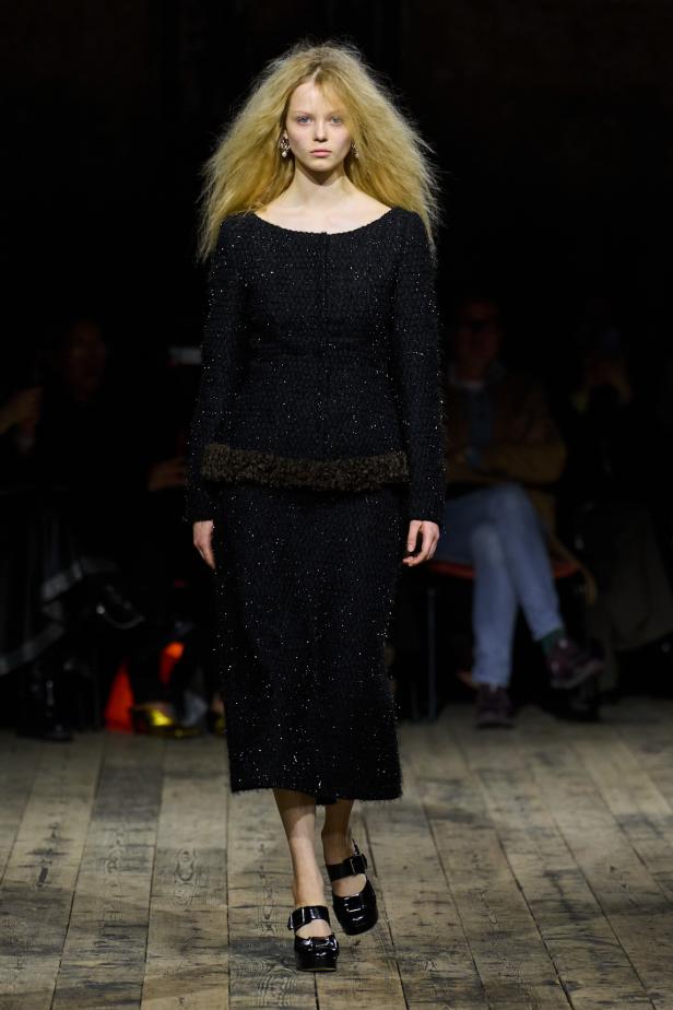 مجموعة سيمون روشا لموسم خريف 2026 مزيجاً بين الرومانسية والعملية