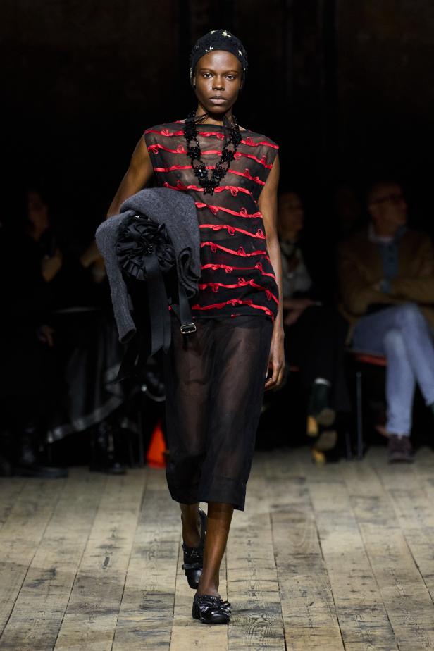 مجموعة سيمون روشا لموسم خريف 2026 مزيجاً بين الرومانسية والعملية