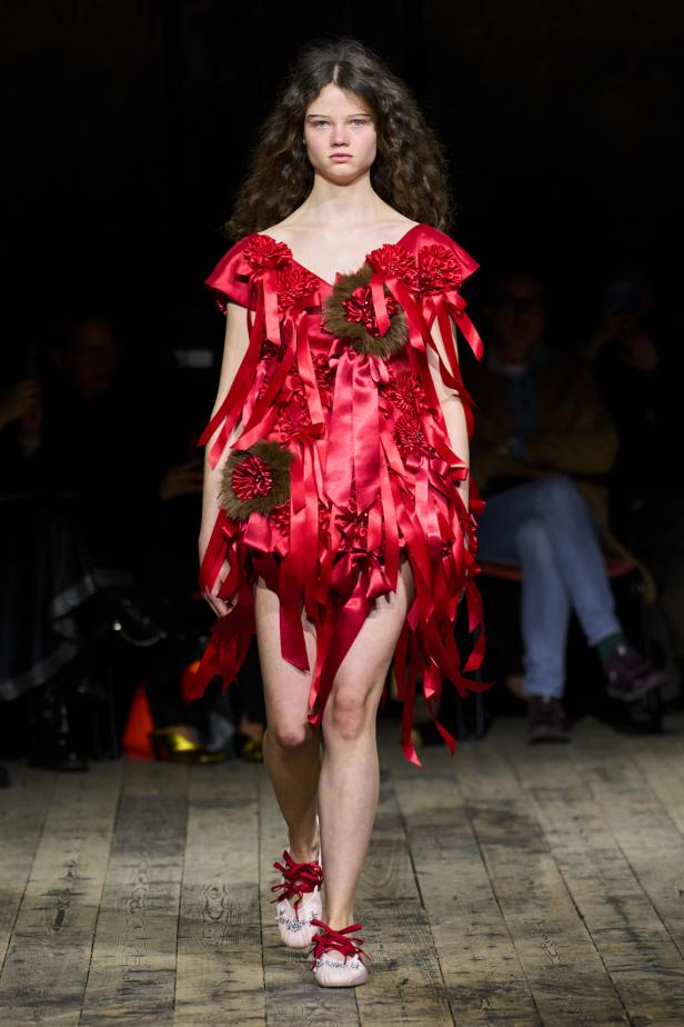 مجموعة سيمون روشا لموسم خريف 2026 مزيجاً بين الرومانسية والعملية