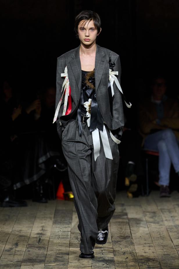 مجموعة سيمون روشا لموسم خريف 2026 مزيجاً بين الرومانسية والعملية