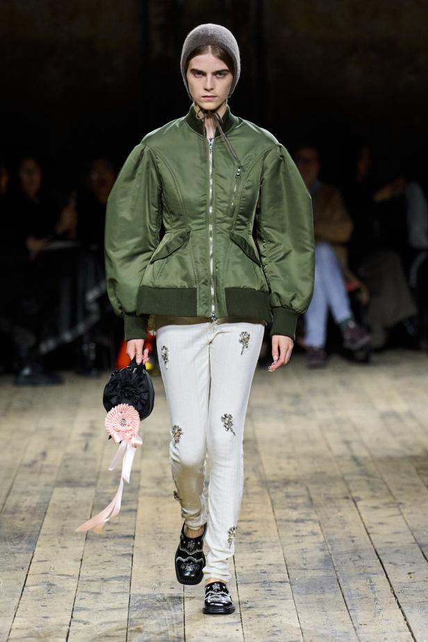 مجموعة سيمون روشا لموسم خريف 2026 مزيجاً بين الرومانسية والعملية