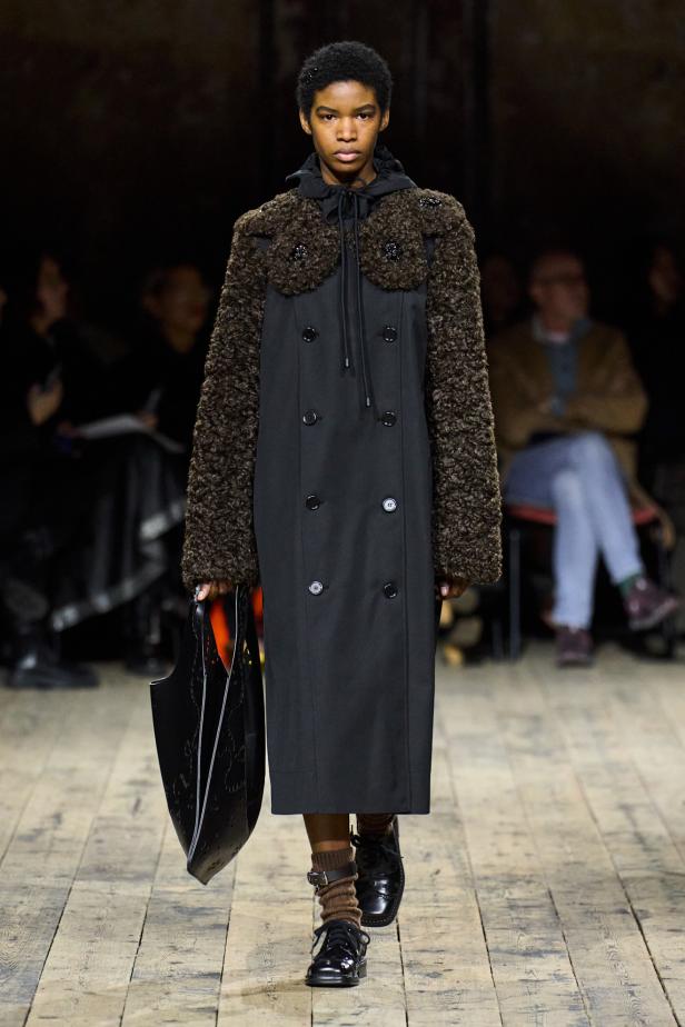 مجموعة سيمون روشا لموسم خريف 2026 مزيجاً بين الرومانسية والعملية