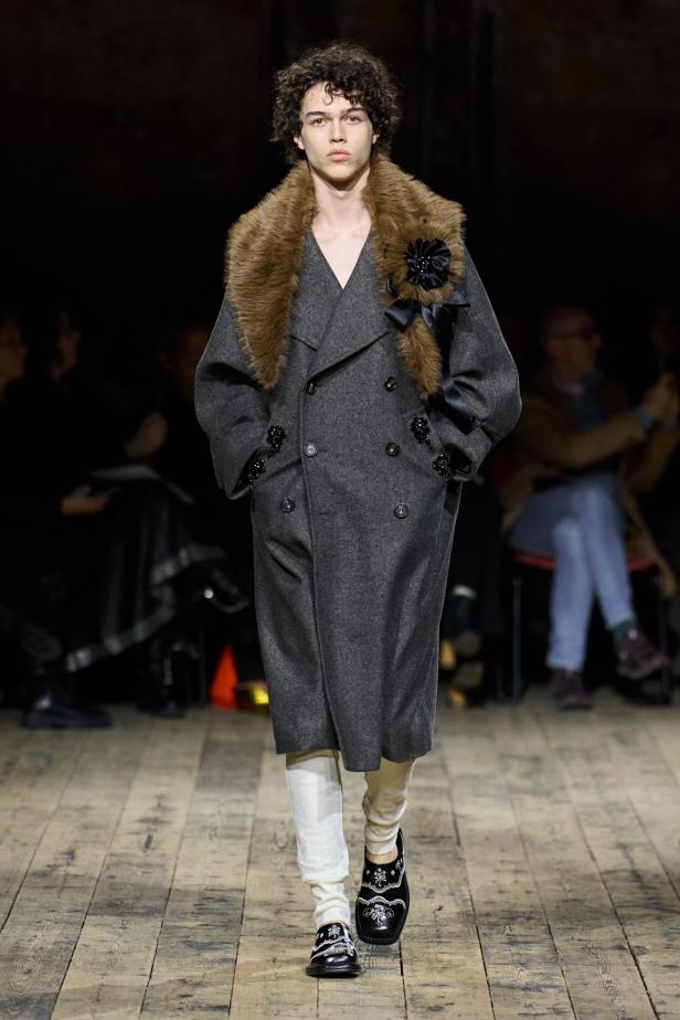 مجموعة سيمون روشا لموسم خريف 2026 مزيجاً بين الرومانسية والعملية