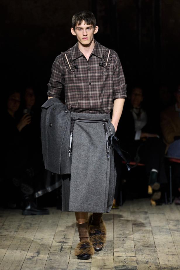 مجموعة سيمون روشا لموسم خريف 2026 مزيجاً بين الرومانسية والعملية