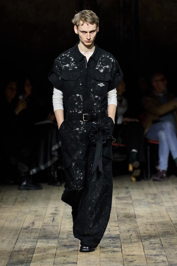 مجموعة سيمون روشا لموسم خريف 2026 مزيجاً بين الرومانسية والعملية