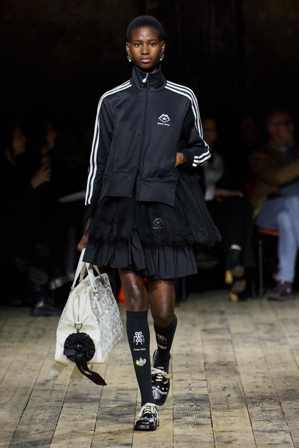 مجموعة سيمون روشا لموسم خريف 2026 مزيجاً بين الرومانسية والعملية