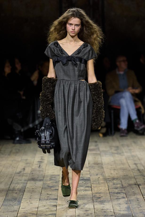 مجموعة سيمون روشا لموسم خريف 2026 مزيجاً بين الرومانسية والعملية