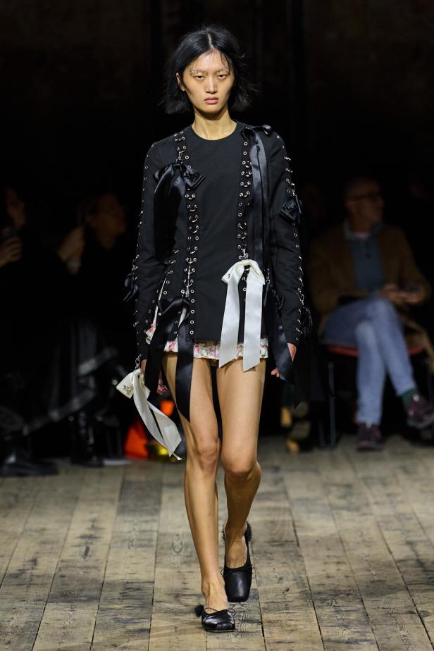 مجموعة سيمون روشا لموسم خريف 2026 مزيجاً بين الرومانسية والعملية