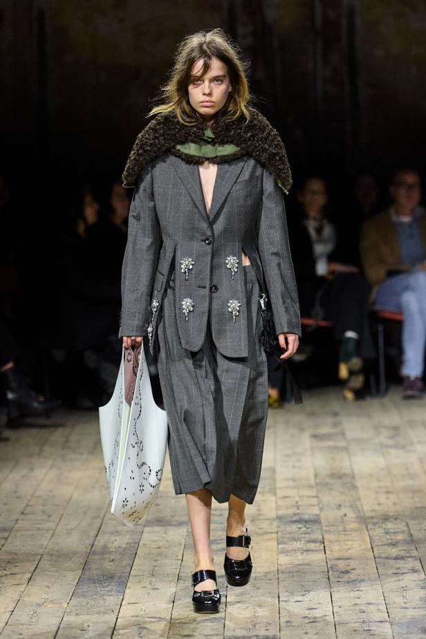 مجموعة سيمون روشا لموسم خريف 2026 مزيجاً بين الرومانسية والعملية