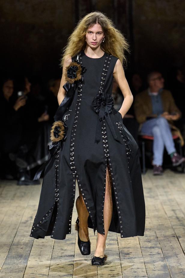 مجموعة سيمون روشا لموسم خريف 2026 مزيجاً بين الرومانسية والعملية