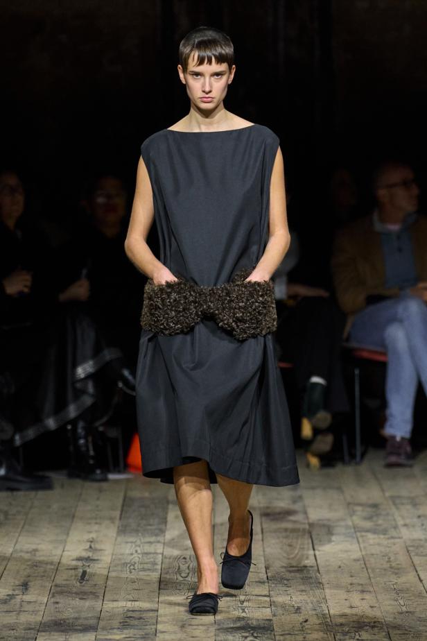 مجموعة سيمون روشا لموسم خريف 2026 مزيجاً بين الرومانسية والعملية