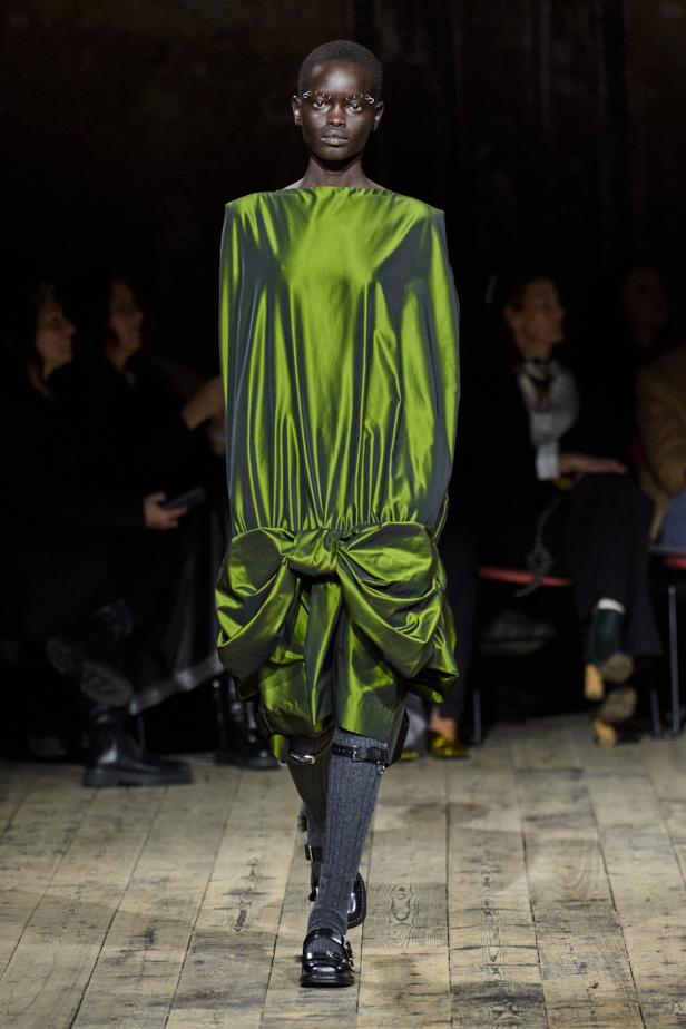 مجموعة سيمون روشا لموسم خريف 2026 مزيجاً بين الرومانسية والعملية