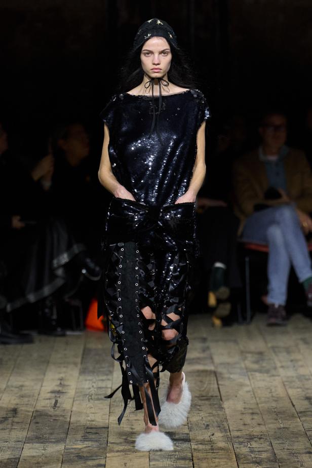 مجموعة سيمون روشا لموسم خريف 2026 مزيجاً بين الرومانسية والعملية