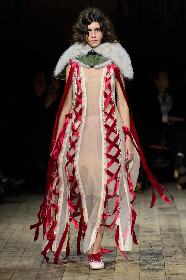 مجموعة سيمون روشا لموسم خريف 2026 مزيجاً بين الرومانسية والعملية