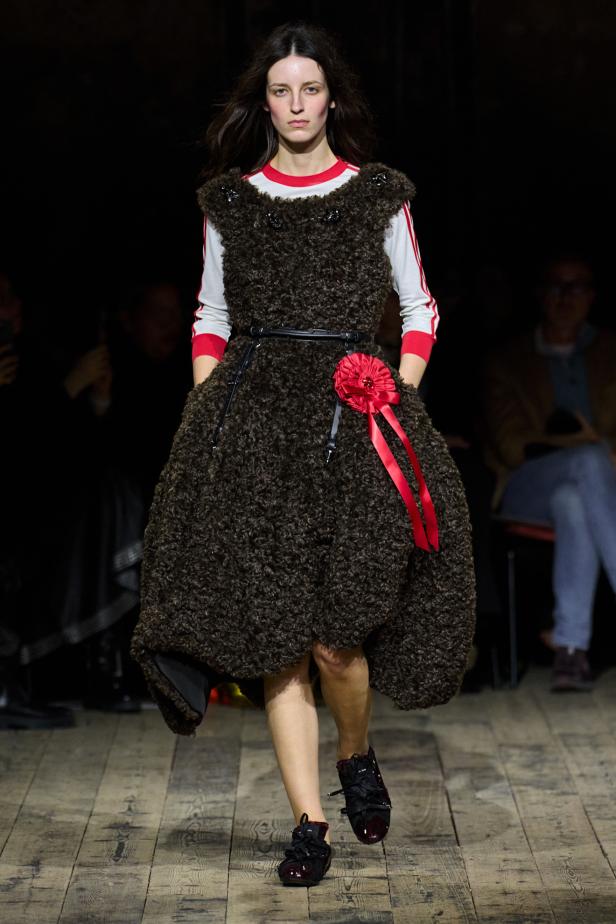 مجموعة سيمون روشا لموسم خريف 2026 مزيجاً بين الرومانسية والعملية