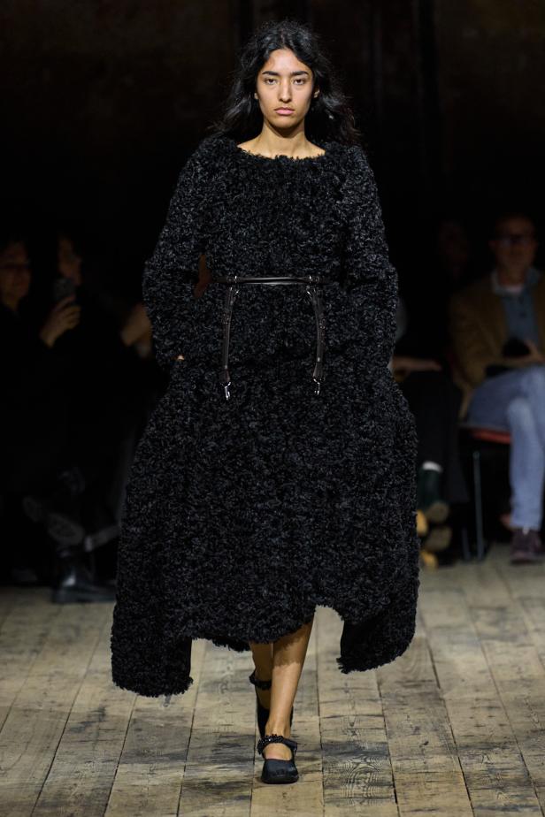 مجموعة سيمون روشا لموسم خريف 2026 مزيجاً بين الرومانسية والعملية