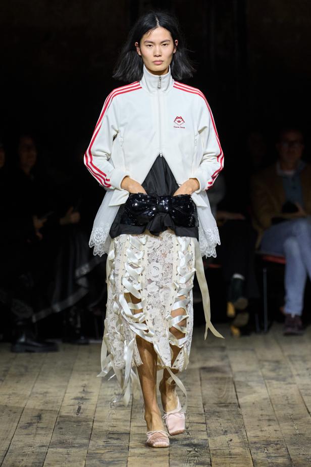 مجموعة سيمون روشا لموسم خريف 2026 مزيجاً بين الرومانسية والعملية