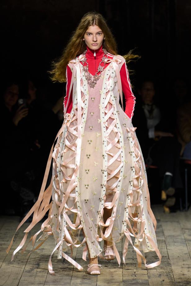 مجموعة سيمون روشا لموسم خريف 2026 مزيجاً بين الرومانسية والعملية