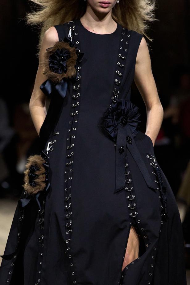 مجموعة سيمون روشا لموسم خريف 2026 مزيجاً بين الرومانسية والعملية