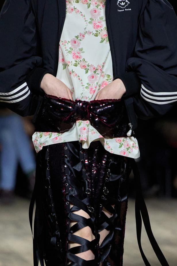 مجموعة سيمون روشا لموسم خريف 2026 مزيجاً بين الرومانسية والعملية