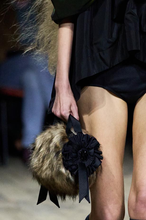 مجموعة سيمون روشا لموسم خريف 2026 مزيجاً بين الرومانسية والعملية