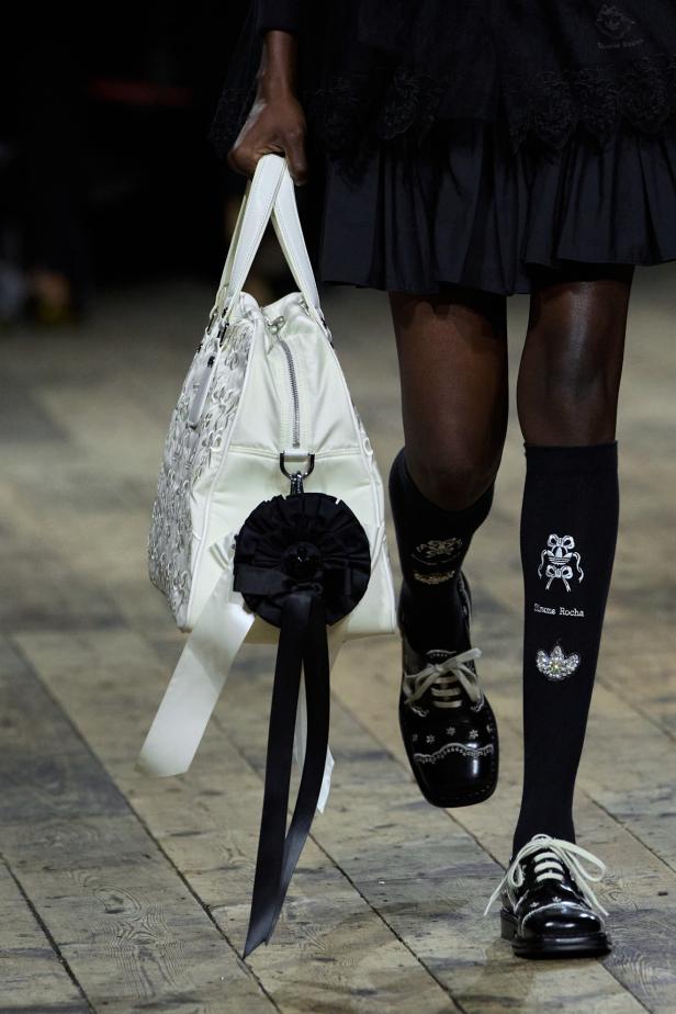 مجموعة سيمون روشا لموسم خريف 2026 مزيجاً بين الرومانسية والعملية