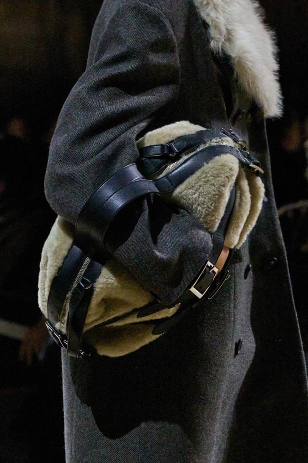 مجموعة سيمون روشا لموسم خريف 2026 مزيجاً بين الرومانسية والعملية