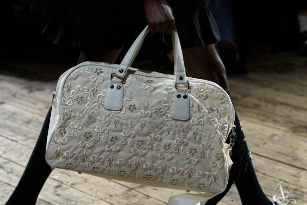 مجموعة سيمون روشا لموسم خريف 2026 مزيجاً بين الرومانسية والعملية