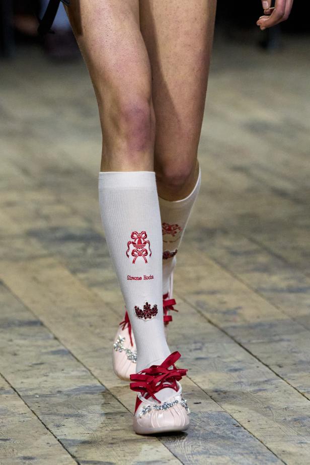 مجموعة سيمون روشا لموسم خريف 2026 مزيجاً بين الرومانسية والعملية