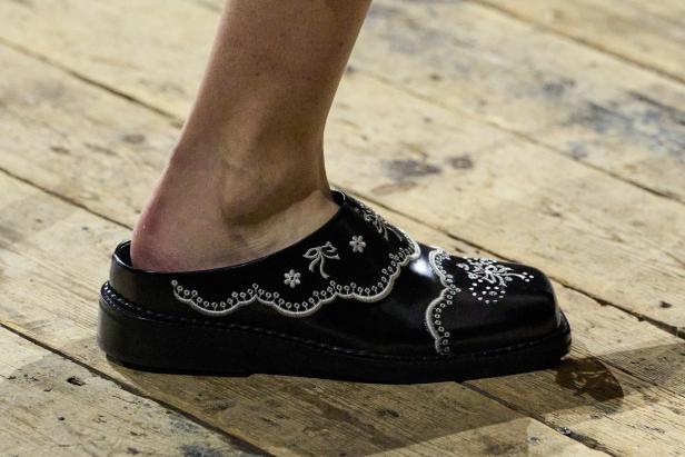 مجموعة سيمون روشا لموسم خريف 2026 مزيجاً بين الرومانسية والعملية