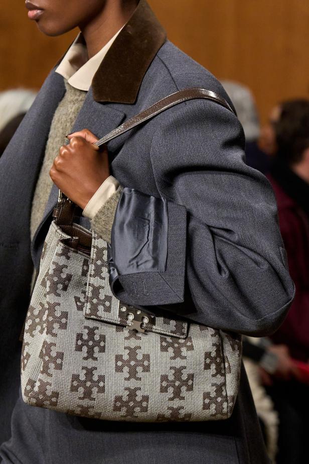 مجموعة ‏Tory Burch‏ لخريف وشتاء 2026... بحث عن الجمال الخالد في زمن الفوضى