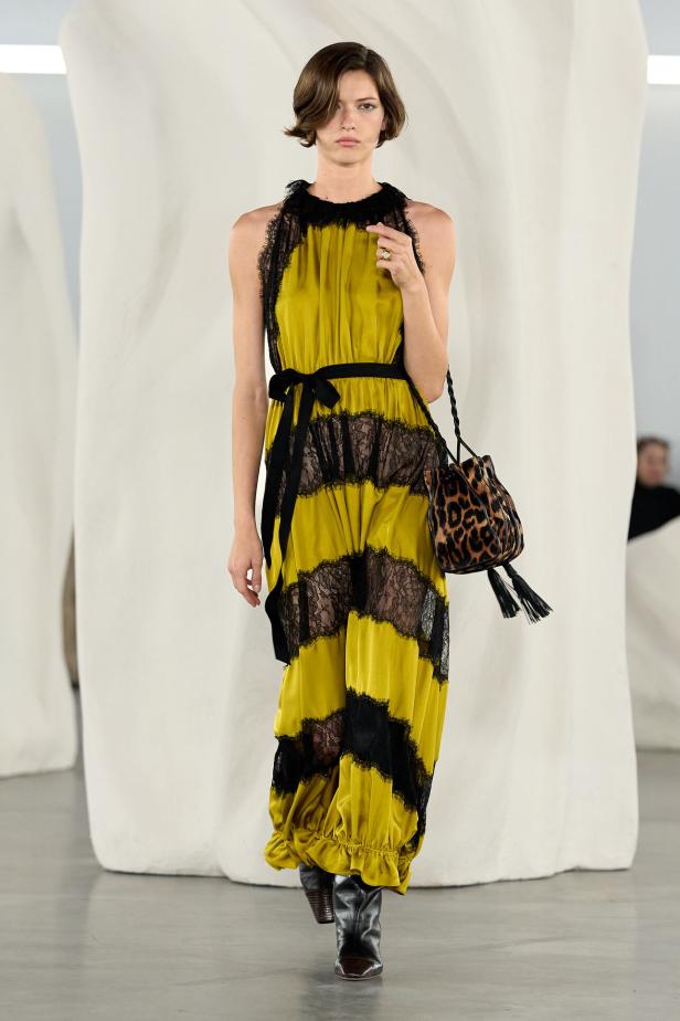 عرض أزياء مجموعة Ulla Johnson لخريف وشتاء 2027