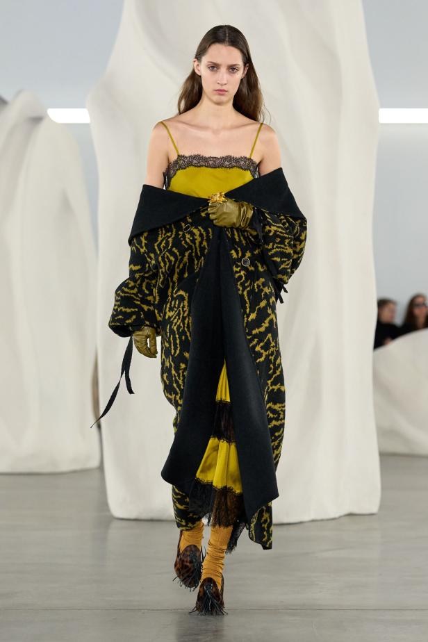 عرض أزياء مجموعة Ulla Johnson لخريف وشتاء 2027