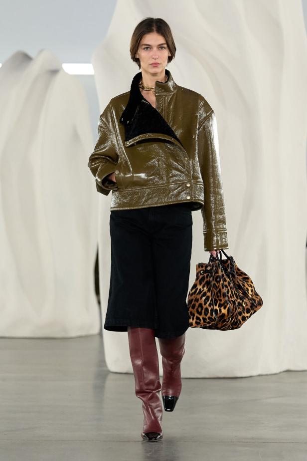 عرض أزياء مجموعة Ulla Johnson لخريف وشتاء 2027