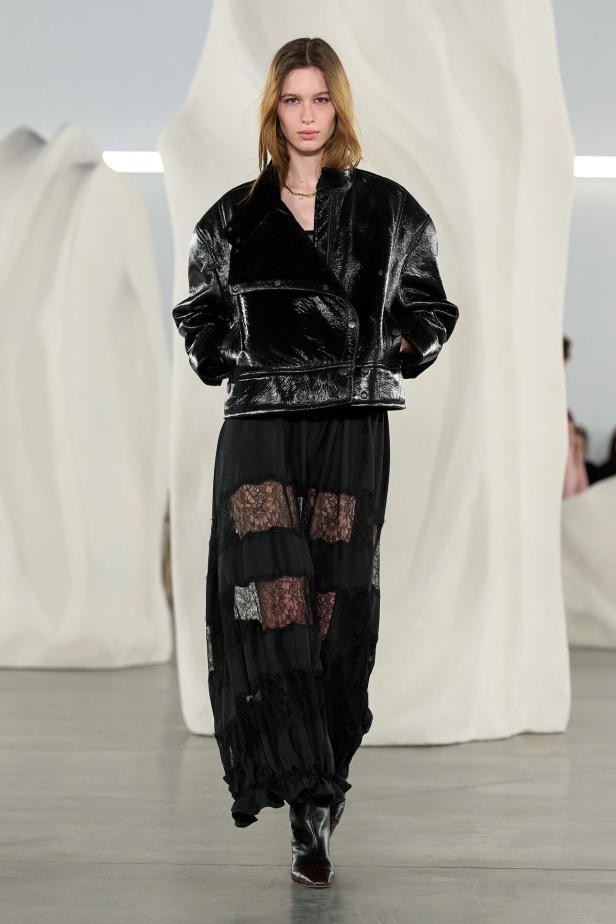 عرض أزياء مجموعة Ulla Johnson لخريف وشتاء 2027