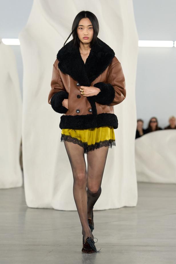 عرض أزياء مجموعة Ulla Johnson لخريف وشتاء 2027