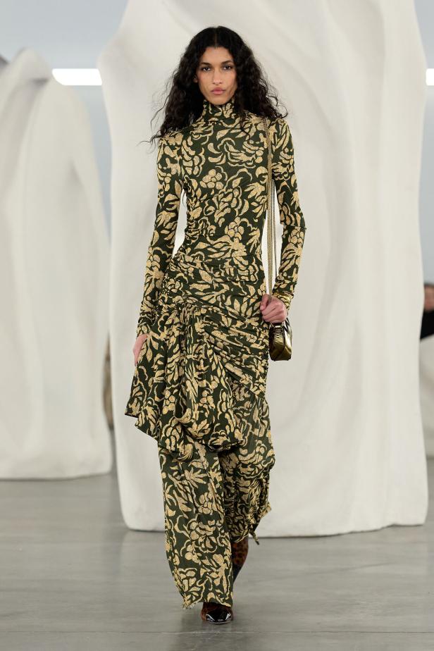 عرض أزياء مجموعة Ulla Johnson لخريف وشتاء 2027