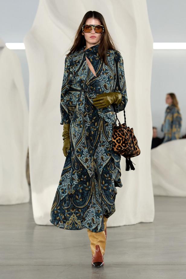 عرض أزياء مجموعة Ulla Johnson لخريف وشتاء 2027