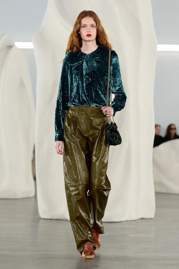 عرض أزياء مجموعة Ulla Johnson لخريف وشتاء 2027