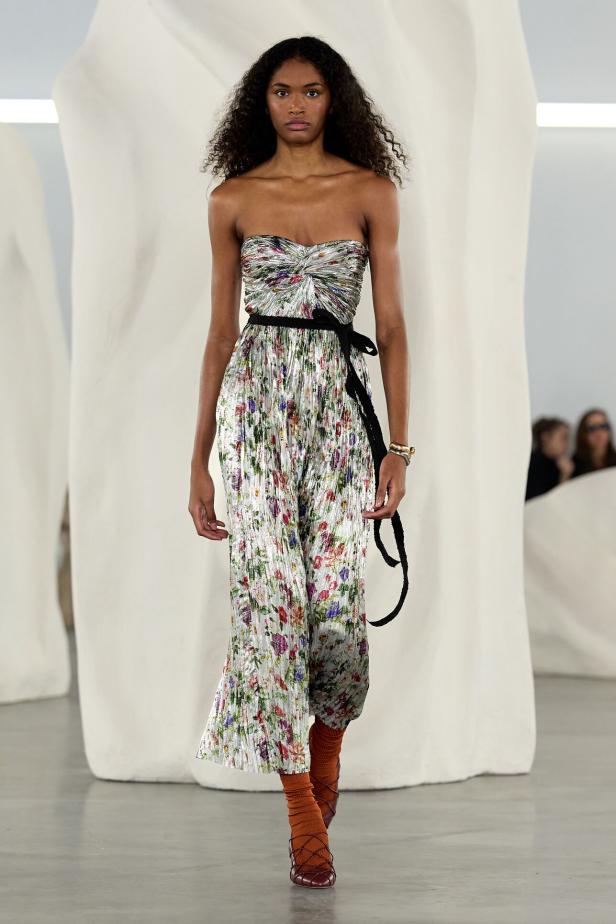 عرض أزياء مجموعة Ulla Johnson لخريف وشتاء 2027