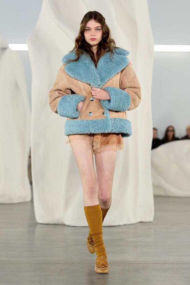 عرض أزياء مجموعة Ulla Johnson لخريف وشتاء 2027