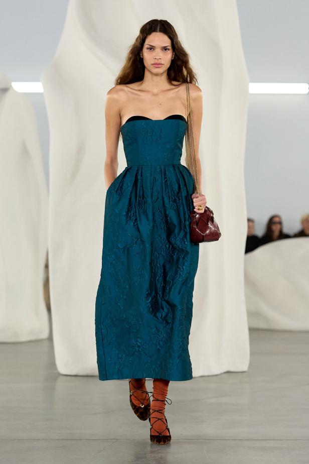 عرض أزياء مجموعة Ulla Johnson لخريف وشتاء 2027