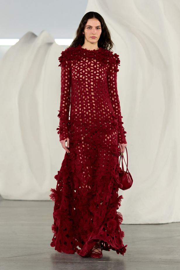 عرض أزياء مجموعة Ulla Johnson لخريف وشتاء 2027