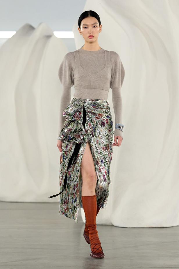 عرض أزياء مجموعة Ulla Johnson لخريف وشتاء 2027