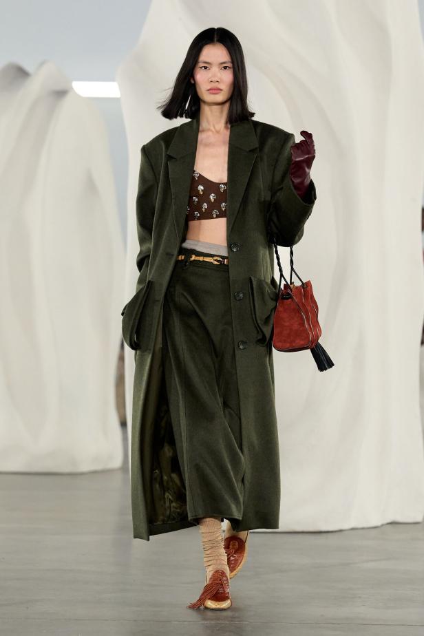 عرض أزياء مجموعة Ulla Johnson لخريف وشتاء 2027