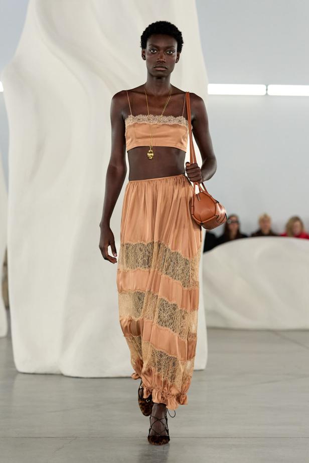 عرض أزياء مجموعة Ulla Johnson لخريف وشتاء 2027