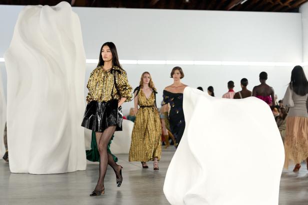 عرض أزياء مجموعة Ulla Johnson لخريف وشتاء 2027